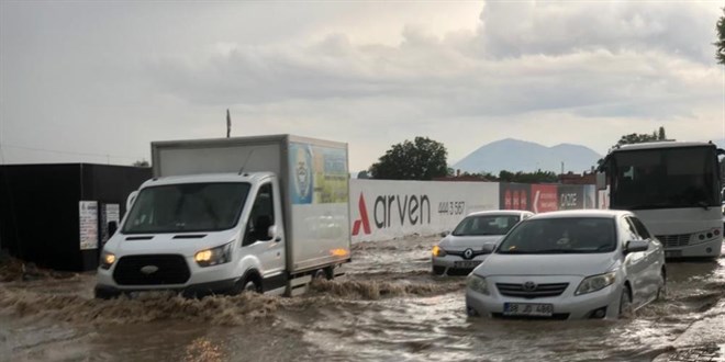 Kayseri'de sağanak yağış etkili oldu, araçlar yolda kaldı