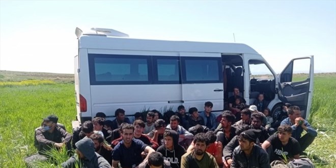 'Dur' ihtarına uymayan minibüsten 47 düzensiz göçmen çıktı