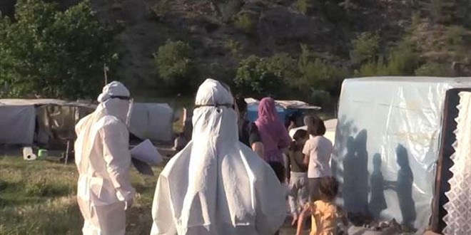 Mevsimlik tarım işçileri kaldıkları çadırlarda aşılandı
