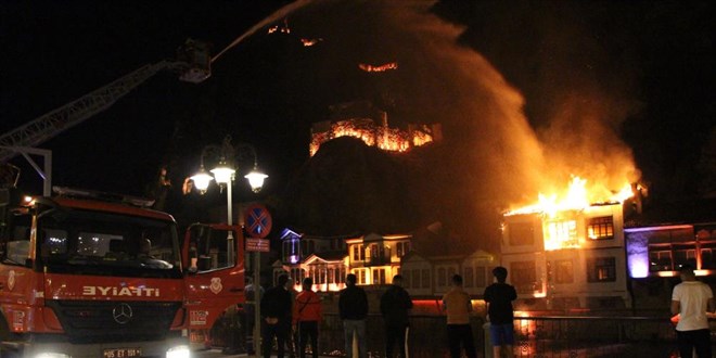 Amasya'da tarihi evlerin bulunduğu alandaki otelde yangın çıktı