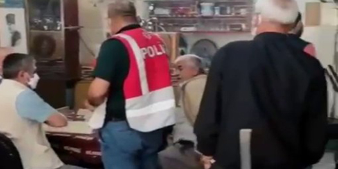 Kısıtlamaya uymadılar, polise yakalanınca okey oynamaya devam ettiler