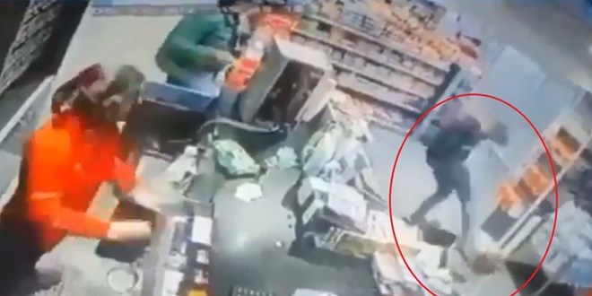 Markette eski sevgilisini tekme tokat dövüp, boğazına bıçak dayadı