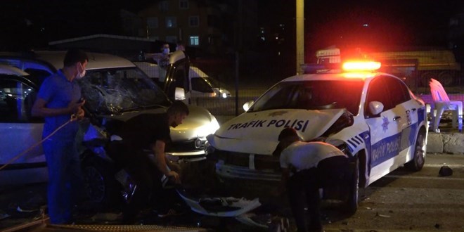 Alkollü sürücü trafik denetim noktasına daldı: 1'i polis memuru 3 yaralı