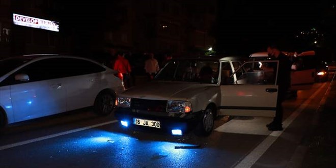 Bursa'da polisin kovalamaca sonucu yakaladığı sürücü gazetecilere saldırmaya çalıştı