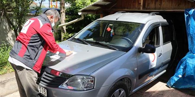 Kovid-19'dan �len baban�n otomobili T�rk K�z�laya ba���land�