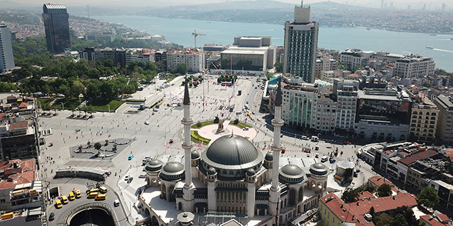 Taksim'deki cami cuma gn ibadete alyor