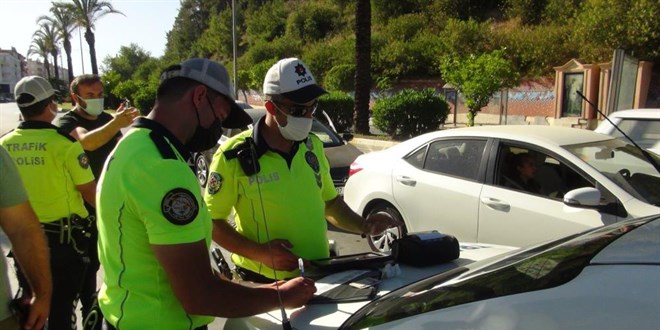 Kırmızı ışıkta geçtiler karı koca polise beddua ettiler