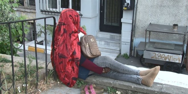 Beyoğlu'nda gizemli Afrikalı kadın: 5 gündür yerinden oynamıyor