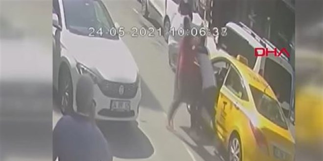 Taksici ve müşteri arasında 'kısa mesafe' kavgası kamerada
