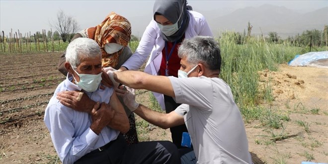 Hastaneye gitme fırsatı bulamayan çiftçi tarlada aşılandı