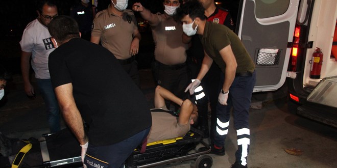 Adana'da otomobilin bekçiye çarpması güvenlik kamerasında