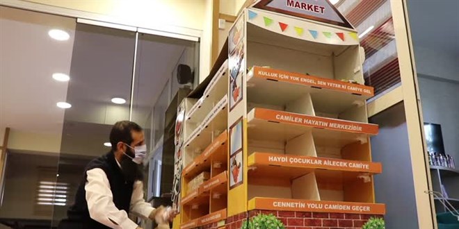 İmamdan çocukların camiye gelmesini teşvik için paranın geçmediği 'seyyar market'