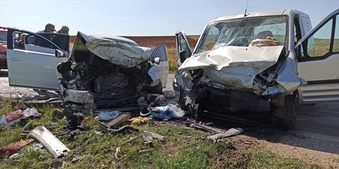 Tokat'ta hafif ticari araç ile otomobil çarpıştı: 4 ölü, 6 yaralı