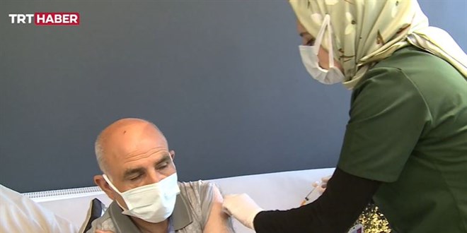 Sağlık görevlileri ev ev dolaşarak aşı olmayanları ikna ediyor