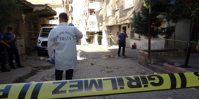 Eşi ve kayınvalidesini sokak ortasında silahla vurdu