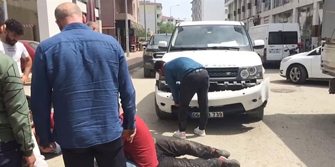 Çarptığı motosikletli yaralandı o cipiyle ilgilendi