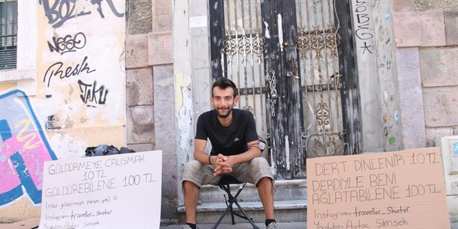 10 liraya dert dinleyen gezgin, kendisini ağlatana 100 lira veriyor