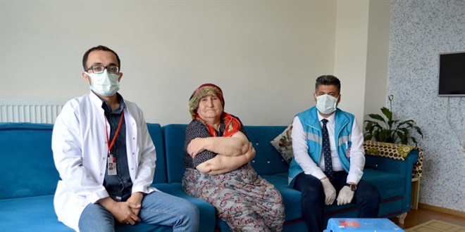 Oğlunun ikna ettiği 91 yaşındaki Raziye nine aşısını evinde oldu