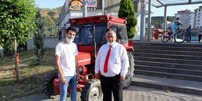 Yemek siparişlerini baba yadigarı traktörle müşterilere ulaştırıyorlar
