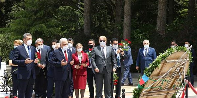 Milli Eğitim Bakanı Selçuk, Azerbaycan'da şehitlikleri ziyaret etti