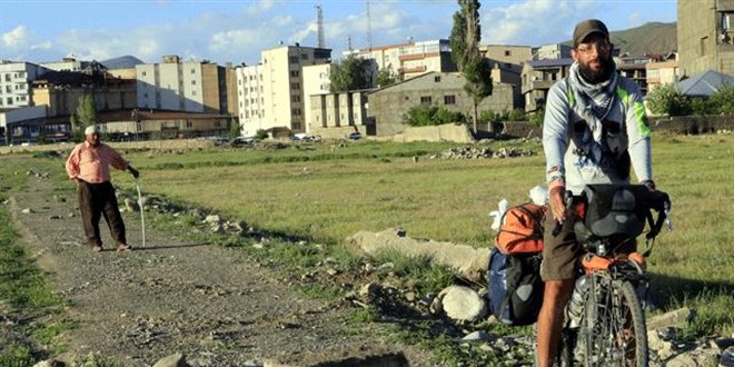 İsviçreli turist 7 bin kilometre pedal çevirip Hakkari'ye ulaştı