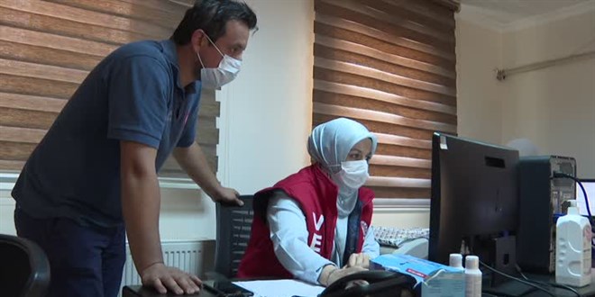 Vefa Grubunda görevli müzik öğretmeni sazıyla vatandaşlara moral veriyor