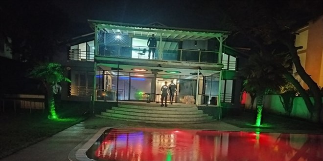 Kumar oynanan yalıya polis botuyla operasyon düzenlendi