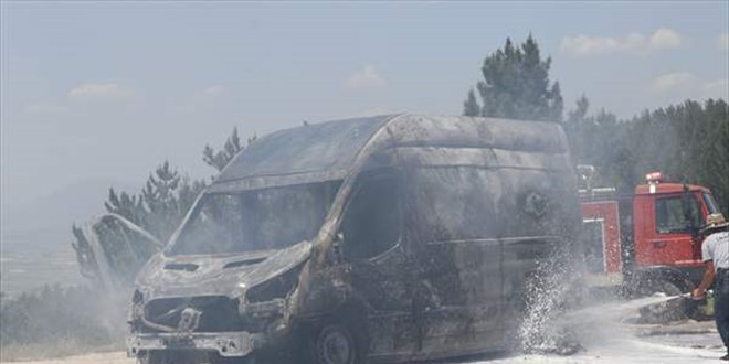 Seyir halindeyken alev alan ambulans, kullanılamaz hale geldi