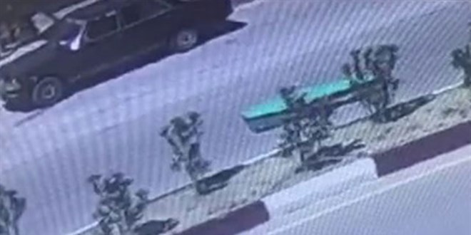 Boş tabutun cenaze aracından yola düşüp, sürüklenmesi kamerada