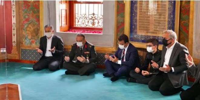Yerlikaya ile İmamoğlu Fatih'in türbesinde