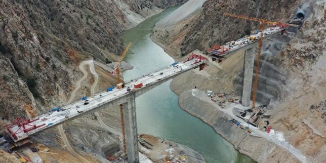 Yusufeli Barajı'na bağlı yolların yüzde 85'i tamamlandı