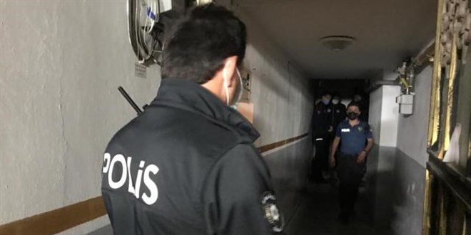Polisi görünce kendilerini büfeye kilitlediler