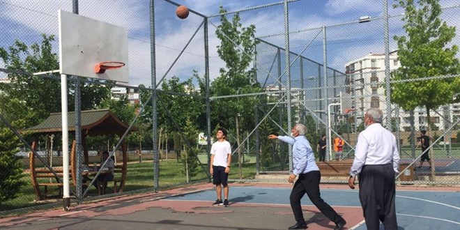70'lik dede şalvarını giydi, basketbol topunu alıp potanın önüne koştu