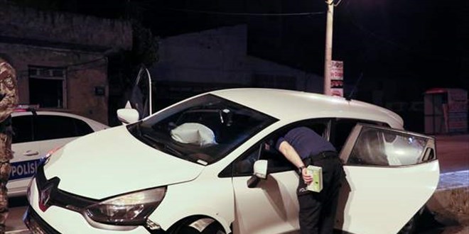 İzmir'de polisin 'dur' ihtarına uymayan alkollü sürücü kaza yaptı