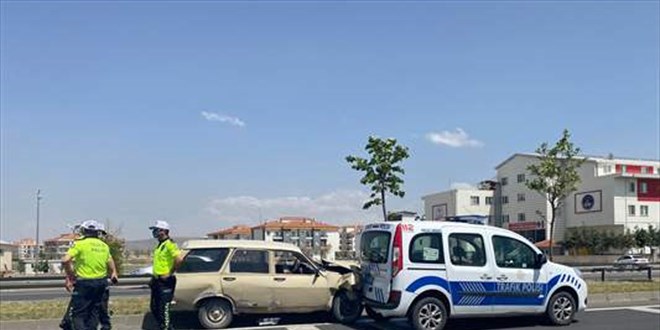 Dur ihtarına uymayan otomobil polis aracına çarptı: 1'i polis 4 yaralı