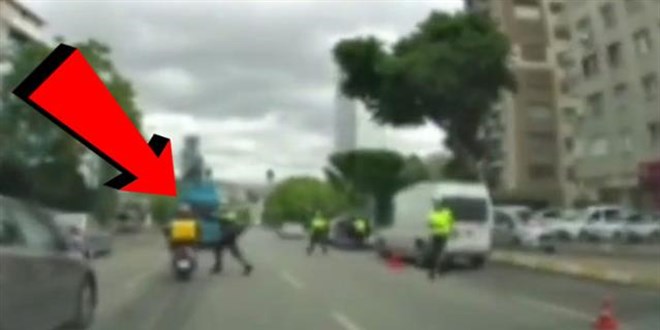 Polis, seyir halindeki motosiklet sürücüsünün kaskına vurdu!