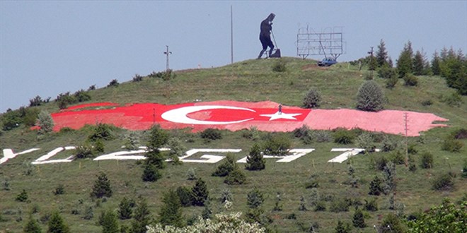 Memur emeklisi, solan Türk bayrağının boyasını yeniliyor