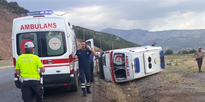 Denizli'de hasta taşıyan ambulans devrildi: 4 yaralı