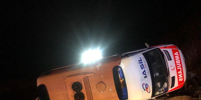 Hasta taşıyan ambulans devrildi: 3'ü sağlık görevlisi 4 yaralı