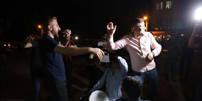 Kademeli normalleşmeyi, davul zurna ve halayla kutladılar