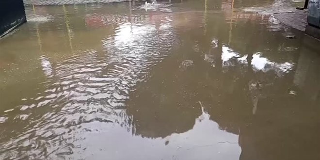 İzmir'in bazı ilçelerinde sağanak hayatı olumsuz etkiledi