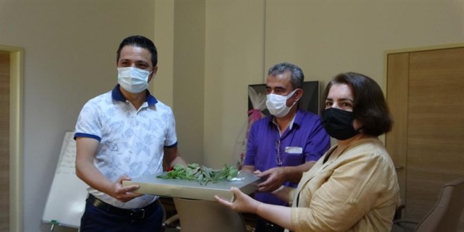 Koronayı yenen Şule öğretmenden doktorlara duygulandıran ziyaret