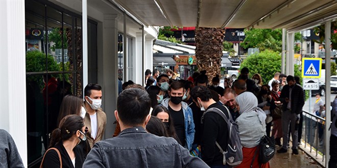 Evlendirme dairesi önünde nikah tarihi kuyruğu oluştu
