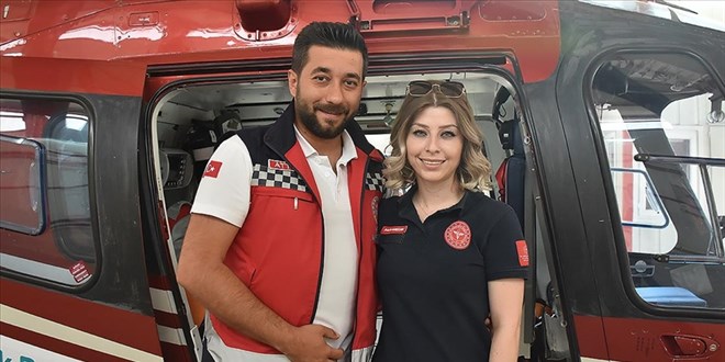 Sağlıkçı çift, kara ve havadan el ele vererek hayat kurtarıyor