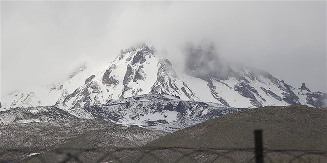 Erciyes'in yüksek kesimlerine kar yağdı