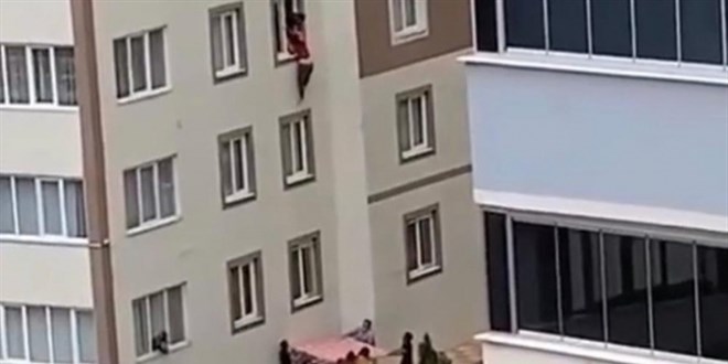 Pencereden sarkan adam son anda kurtarıldı