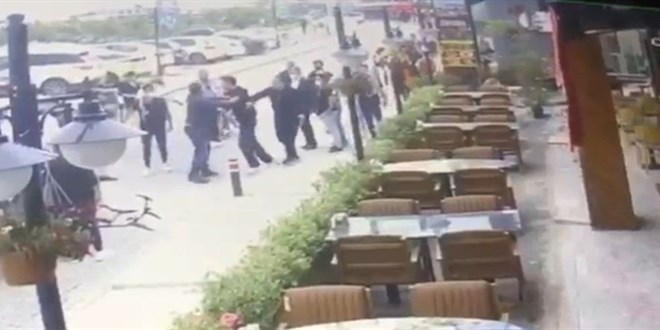 Eşini döven adama meydan dayağı