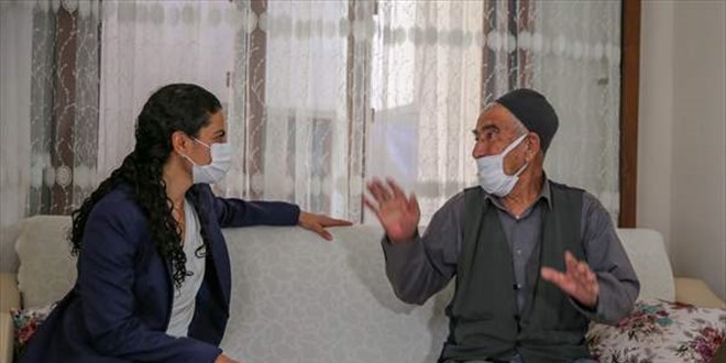 Kürtçe öğrenen Kaymakam vatandaşları aşı olmaya ikna ediyor