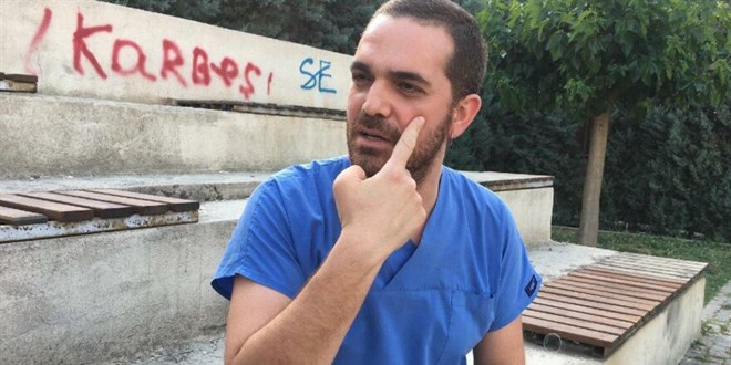 Yarasına müdahale eden doktoru makasla kovalayıp, yumrukladı