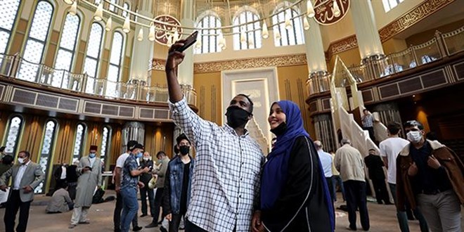 Taksim Camii'ne turistlerden yoğun ilgi